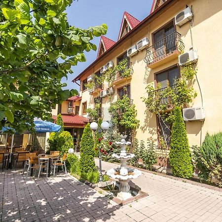 Hotel Sym Ploiesti Exterior photo